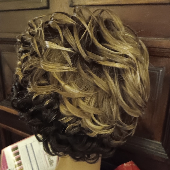 MyBelle Alexa Wig in Beeline Short Assymentrical Bob New with tags - Picture 4 of 7